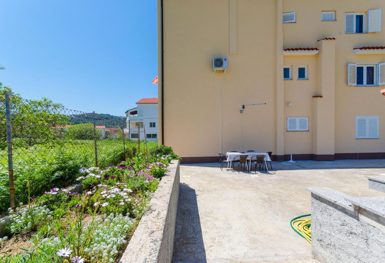 Apartments And Room Sime M Lopar Exterior foto